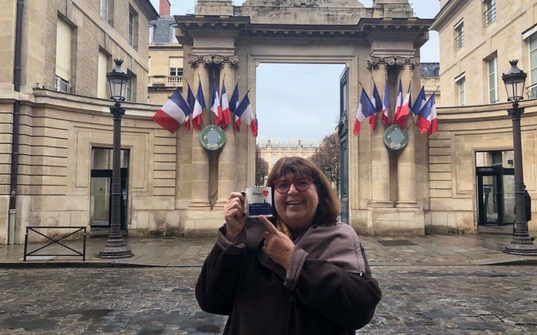 Mireille Robert avec le mug Limoux’In à l’Assemblée Nationale